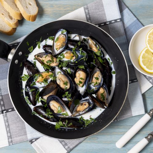 top-view-mussels-with-parsley-lemon